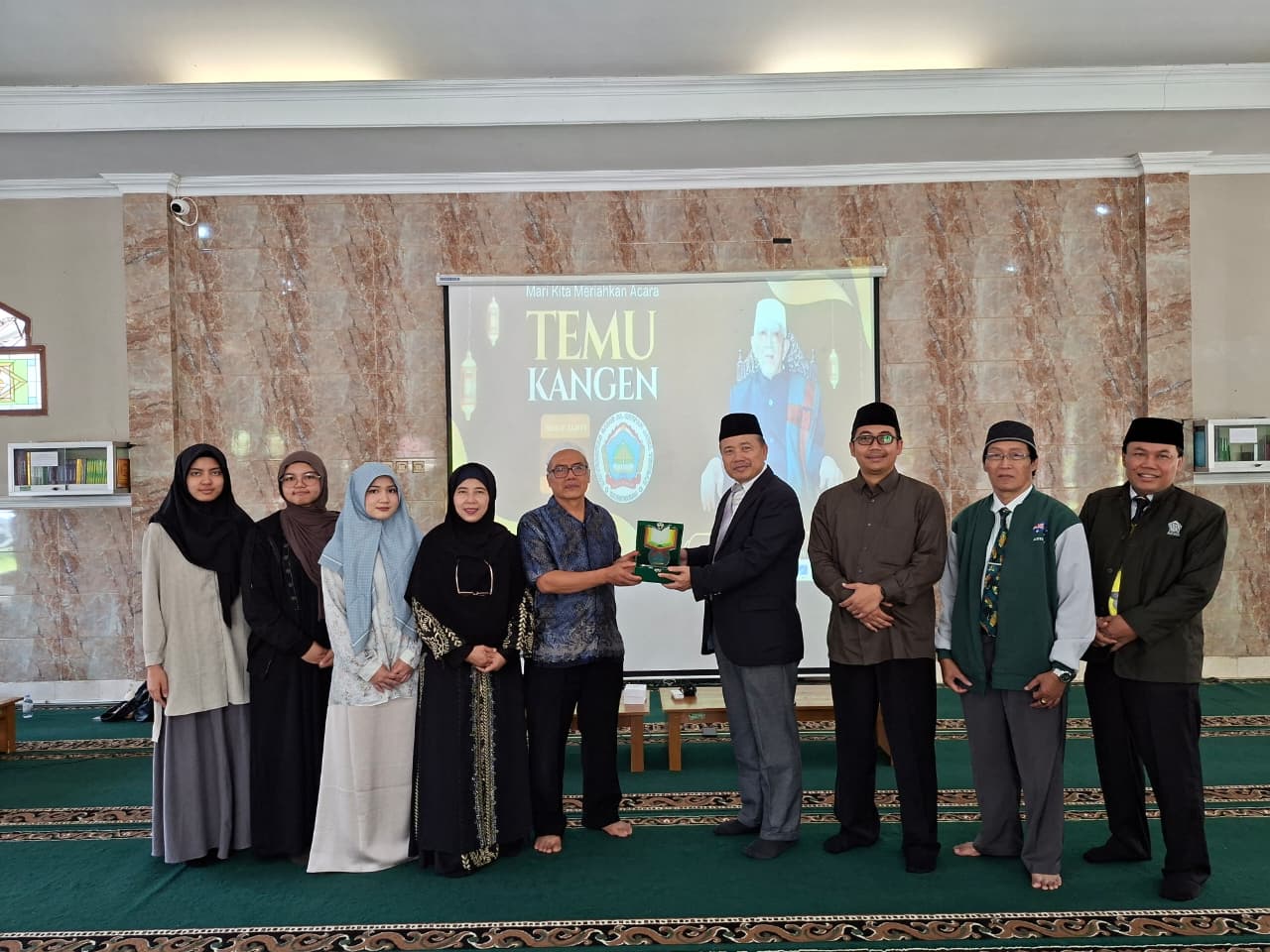 Temu Kangen Alumni IIQ &amp; Santunan Anak Yatim di Masjid Al-Furqon UNSIQ